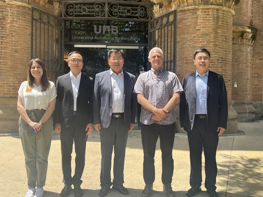 在巴塞罗那自治大学合影 在巴塞罗那自治大学合影