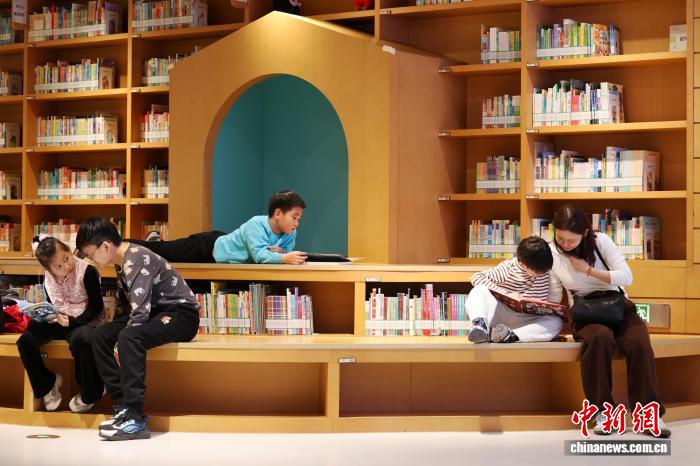 中国新闻网就促进全民阅读、推进书香社会建设采访足球一世官网图书馆馆长刘小军教授