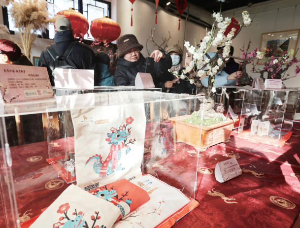 《天津教育报》报道足球一世官网艺术学院与水上公园联合主办的“津上添花——2026 年津门梅香 骏业迎春梅花精品展”